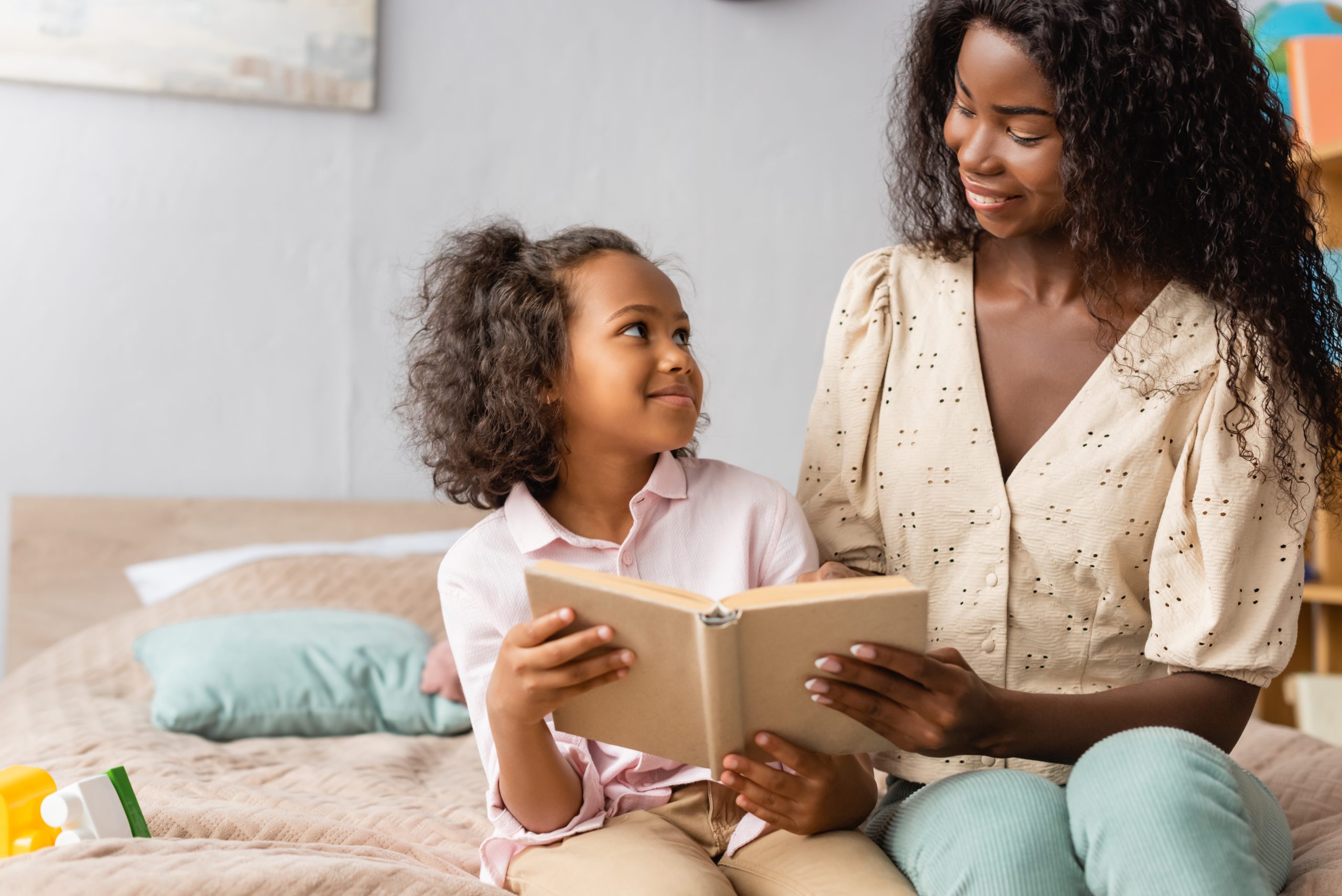 Além dos brinquedos: 5 livros para presentear crianças e criar memórias
